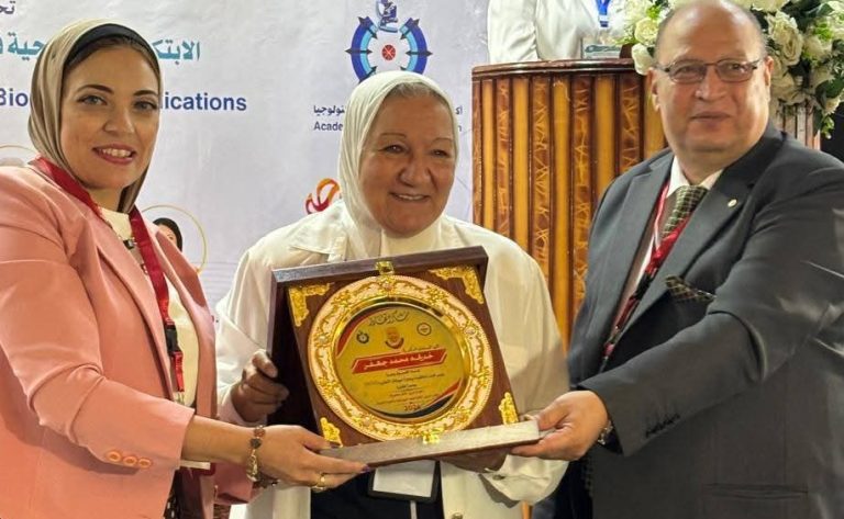 تكريم الأستاذة الدكتورة خديجة جعفر المدير العام لمؤسسه EG-LAS